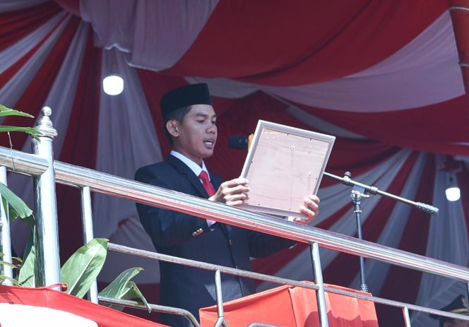 
					Ketua DPRD Donggala, Takwin, saat membacakan teks proklamasi kemerdekaan. photo: netiz.id (akib)