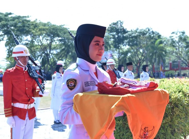 
					Aurel Cantika Djibrilia, pembawa baki dalam upacara penaikan bendera pada HUT RI ke-79 di halaman Kantor Bupati Donggala, Sabtu (17/08/24). photo: netiz.id (Akib)