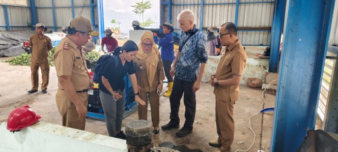 
					Sekretaris Daerah Kota Palu, Irmayanti Pettalolo, , mewakili Wali Kota Palu dalam mendampingi Tim dari Bank Pembangunan Jerman (KfW) yang melakukan kunjungan ke Tempat Pemrosesan Akhir (TPA) Kawatuna di Palu pada Senin (19/08/24). photo: Pemkot Palu