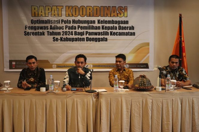 
					Ketua Bawaslu Donggala, Abdul Salim yang didampingi Anggota dan Sekretaris Bawaslu Donggala saat kegiatan Rapat Koordinasi pada Selasa (20/08/24). photo: ist