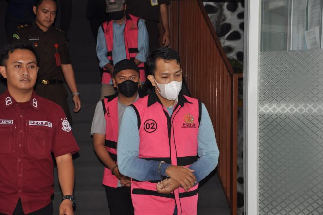 
					Suasana saat tiga tersangka kasus dugaan tindak pidana korupsi terkait proyek pembangunan Jalan Lingkar Kabonga–Salubomba digiring ke mobil tahahan. photo: koko