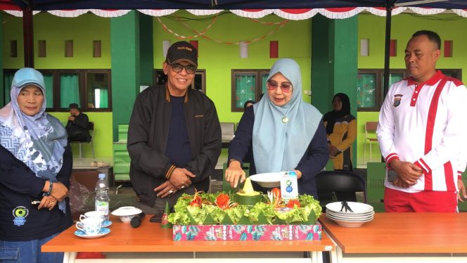 
					Tampak suasana pemotongan tumpeng oleh Kepala MAN IC Kota Palu Mardiati Rosmah. //FOTO: GINDA 