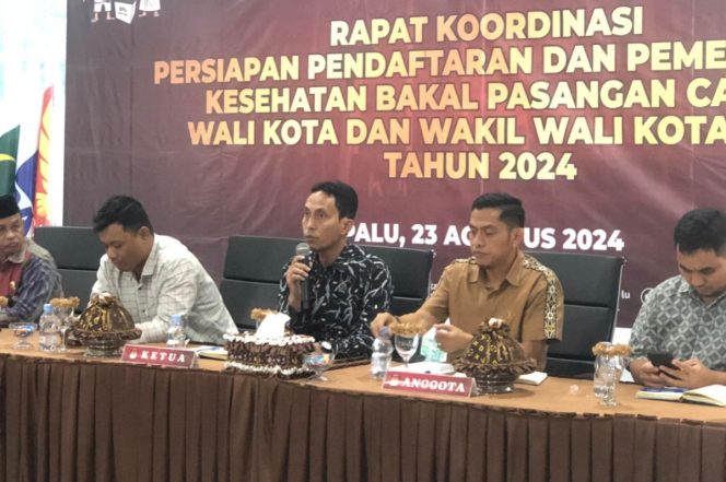 
					Ketua KPU Kota Palu, Idrus bersama jajaran komisioner. photo: Ginda