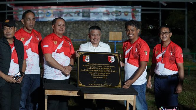 
					Wali Kota Palu, H. Hadianto Rasyid, secara resmi membuka perlombaan menembak yang diselenggarakan oleh Pengkot Perbakin Kota Palu pada Jumat malam (23/08/24).  photo: Jupe
