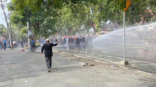 
					Saat masa aksi njuk rasa kawal putusan MK di halaman kantor DPRD Provinsi Sulteng mundur akibat water canon,. (Foto : Andi Syaifullah).