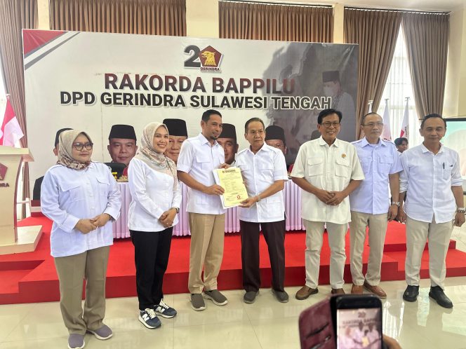 
					Saat Pasangan Calon Bupati dan Wakil Bupati Donggala, Moh Yasin - Syafiah Basir menerima B1KWK oleh DPD Gerindra Sulteng. photo: RA