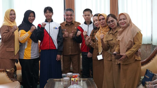 
					Foto bersama Wali Kota Palu bersama siswa-siswi serta guru SMPN 2 Palu. //FOTO: GINDA 