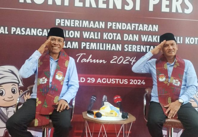 
					Pasangan Hidayat dan Andi Nur B. Lamakarate (HANDAL) saat melakukan konferensi pers di KPU Kota Palu. //FOTO:GINDA
