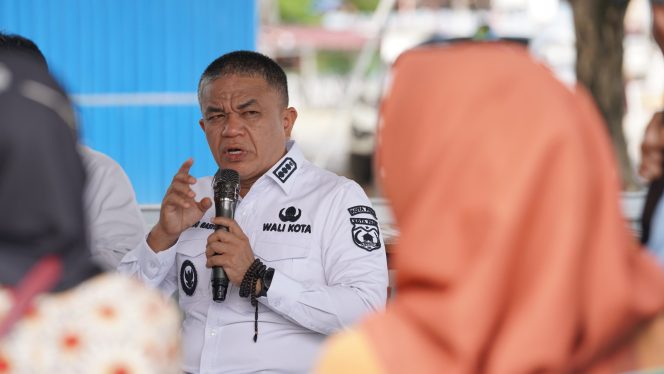 
					Saat Wali Kota Palu, Hadianto Rasyid berdialog bersama petani garam Talise pada Rabu (28/08/24). photo: Jupe