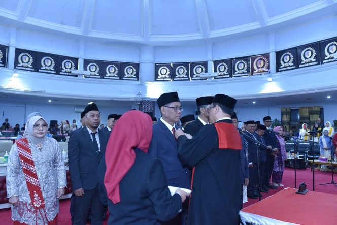 
					Suasana saat secara simbolis pemasangan pin kepada anleg yang baru dilantik. photo: netiz.id (akib).