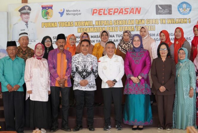
					Wali Kota Palu, Hadianto Rasyid melakukan foto bersama pada acara purna tugas Koordinator Wilayah, Kepala Sekolah, dan Guru Taman Kanak-Kanak (TK) Wilayah I Kecamatan Palu Utara-Tawaeli di Taipa Beach, Kota Palu. //FOTO:IST
