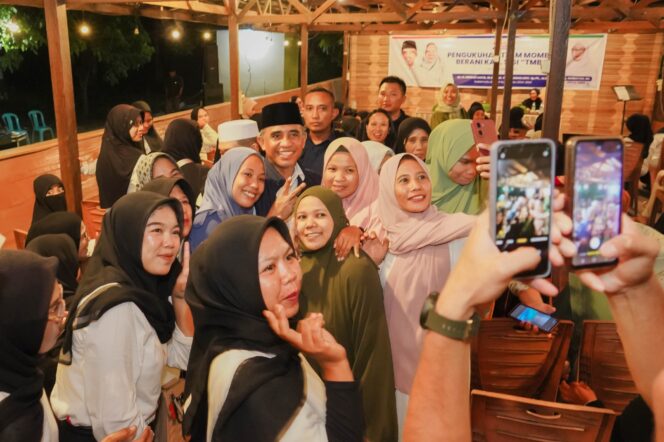 
					Calon Gubernur Sulteng, Anwar Hafid bersama tim Mombine Sigi. FOTO: Tim