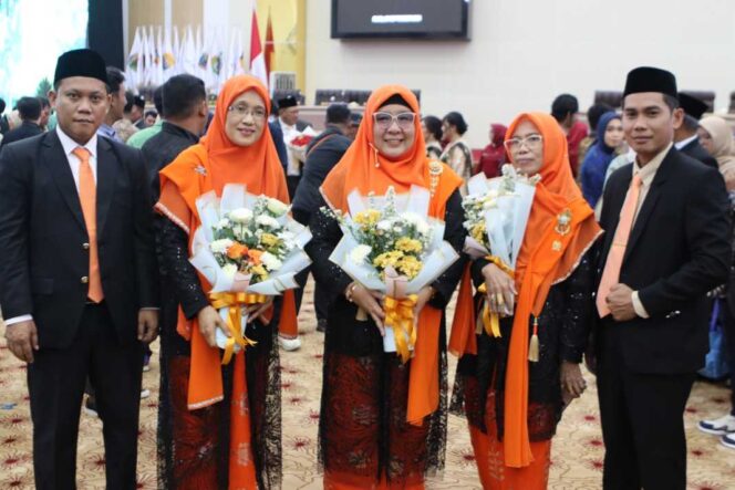 
					lima anggota DPRD Sulteng dari PKS, Asrullah, Sri Atun, Hj. Wiwik Jumatul Rofi'ah, Hj. Fatimah Lasawedi, dan Takwin, usai dilantik sebagai anggota DPRD Sulteng periode 2024-2029, di gedung Wanita Sulteng, Rabu (25/09/2024).(FOTO: DOK HUMAS FRAKSI PKS DPRD SULTENG).