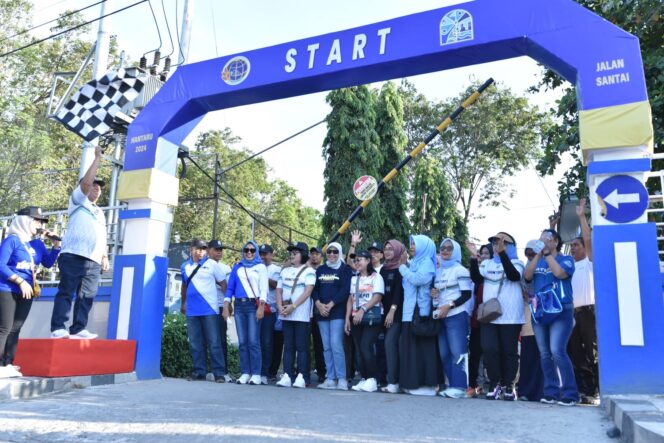 
					Kepala Kantor Wilayah Kementerian ATR/BPN Sulawesi Tengah, Freddy A. Kolintama, saat melepas ribuan peserta jalan santai. Photo: netiz.id (Akib).