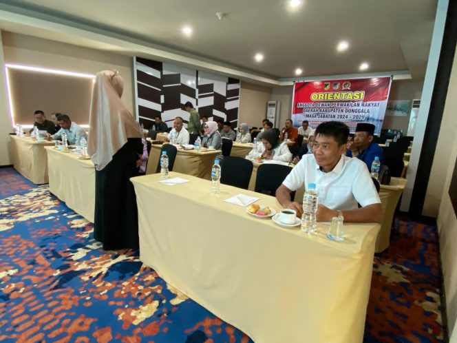
					Suasana saat anleg DPRD Donggala menerima materi di kegiatan Orientasi pada Jum’at (07/09/24) yang digelar di Swissbellhotel. Photo: netiz.id (Akib).