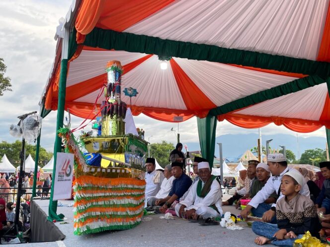 
					Perayaan maulid Nabi di lapangan Vatulemo Kota Palu. //FOTO:GINDA
