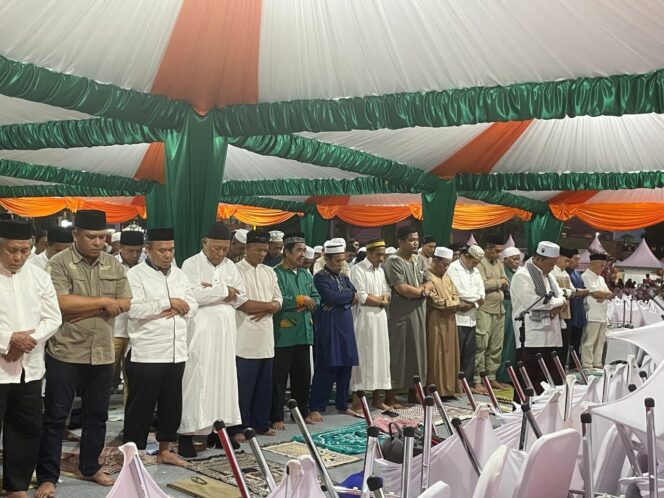 
					Salat magrib berjamaah di lapangan Vatulemo Kota Palu. //FOTO: GINDA 
