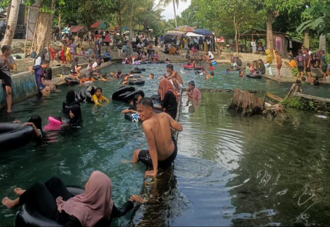 
					Tampak ramai pengunjung permandian mata air bionga di desa Kaleke Dolo Barat. //FOTO:GINDA
