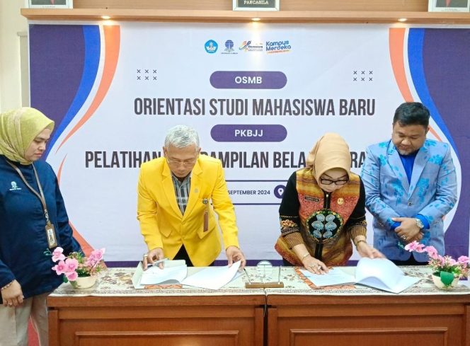 
					Suasana saat Kadisdik Sulteng, Yudiawati Vidiana Windarrusliana, SKM, M.Kes, secara resmi menandatangani perjanjian kerja sama dengan Universitas Terbuka (UT) Palu pada Sabtu, (31/08/24). Photo: ist