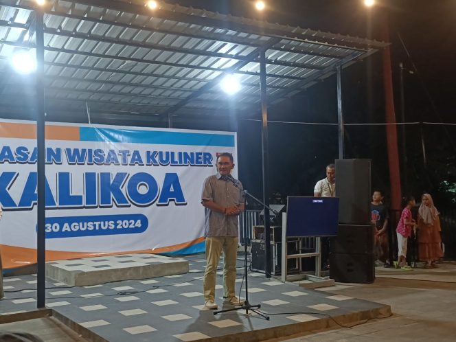 
					Antusias pembeli pada salah satu pelaku UMKM saat peresmian kawasan kuliner Kalikoa dihari pertama Kota Palu. //FOTO:GINDA