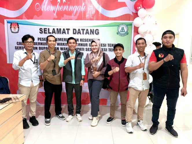 
					Anggota Bawaslu Donggala, Rusli Guntur bersama staf Bawaslu Donggala. photo: ist