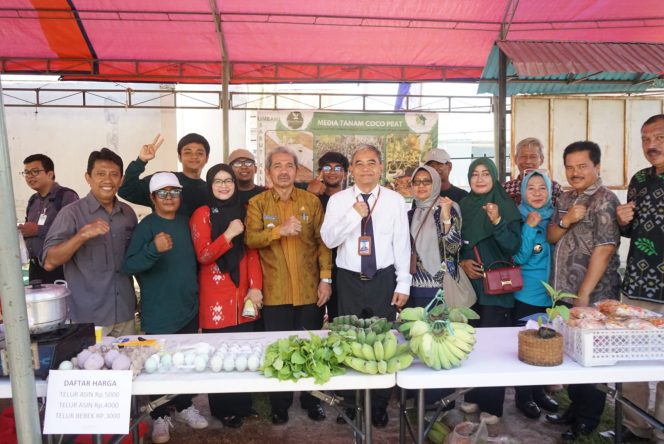 
					Foto bersama Asisten 2 Setda Kota Palu Husaema saat kegiatan Gebyar Pasar Tani dan UMKM Pertanian di halaman kantor Dinas Pertanian dan Ketahanan Pangan Kota Palu. //FOTO:YUSUF