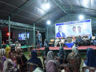 Suasana saat Sekretaris DPD NasDem Donggala, Moh Taufik menyampaikan sambutan pada acara silaturahmi Calon Gubernur dan Wakil Gubernur Sulawesi Tengah, Ahmad Ali dan Abdul Karim Aljufri, bersama Ketua DPW NasDem Sulawesi Tengah, Nilam Sari Lawira, yang diadakan di Desa Wani 2, Kecamatan Tanantovea, pada Jumat malam (06/09/24).. photo: netiz.id (Akib).