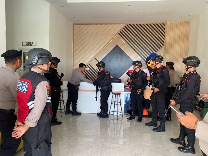 
					Suasana aparat kepolisian Polres Morowali berada di kantor KPU Morowali. photo: ist