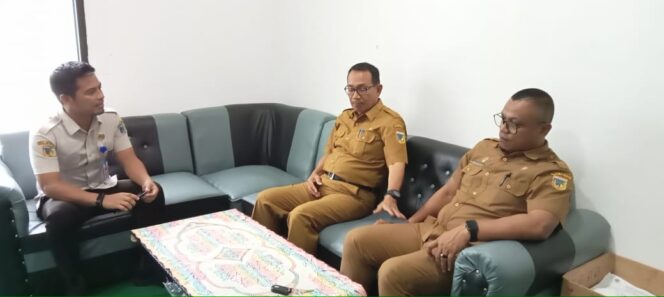 
					Kabid Pendataan dan Pelayanan Bapenda Kabupaten Donggala, Vavan Achmad, bersama Haramain UPT Samsat Donggala dan Ansyar Kasie PKB-BBNKB Samsat Donggala. photo: Vavan.