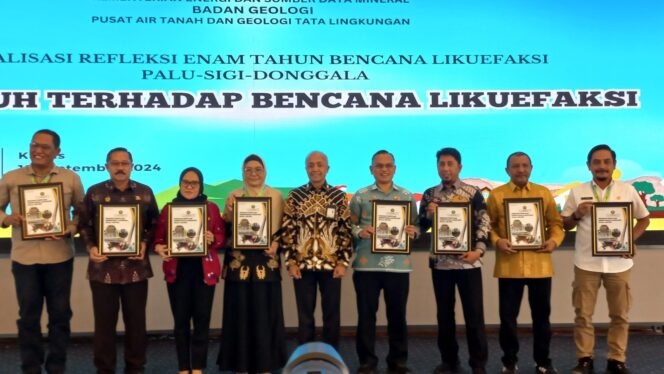 
					Sekretaris Daerah Kota Palu, Irmayanti Pettalolo saat melakukan sesi foto bersama dalam acara Sosialisasi Refleksi Enam Tahun Bencana Likuefaksi di Swiss Bell Hotel Palu. //FOTO:JUFRI