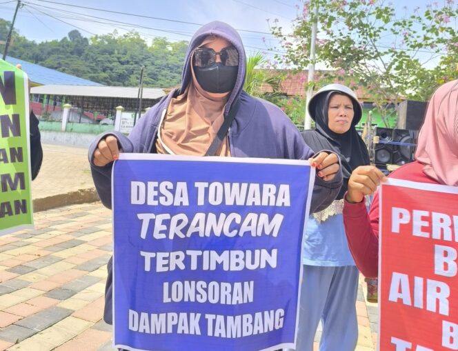 
					Salah satu warga Desa Towara membentangkan spanduk saat melakukan aksi didepan kantor Morut pada Kamis (19/09/24). photo: ist