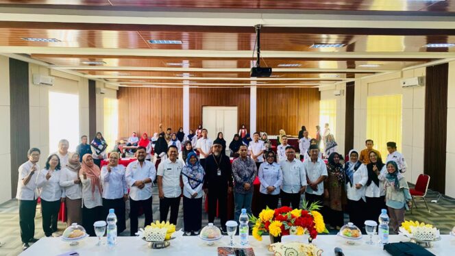 
					Kepala Dinas Pendidikan Sulawesi Tengah, Yudiawati V. Windarrusliana bersama peserta Workshop Penguatan Kurikulum Ekonomi Syariah yang digelar di SMK Negeri 1 Palu pada Rabu, (18/09/24), photo: Fadel