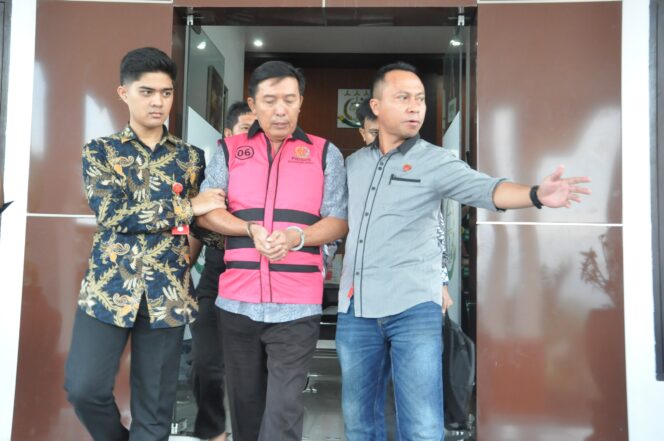 
					Saat tersangka AHS digiring ke mobil tahanan setelah ditetapkan sebagai tersangka. photo: Koko