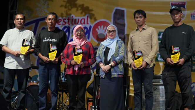
					Wali Kota Palu yang diwakili oleh Sekretaris Daerah Kota Palu, Irmayanti Pettalolo, secara resmi menutup Festival Tangga Banggo ke-5 pada Minggu (22/09/24). photo: Jufri