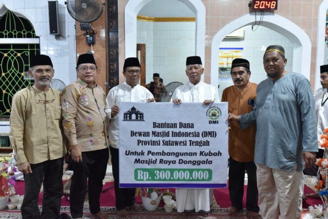 
					Anggota DPRD Donggala, Syafruddin K, turut hadir mendampingi Pj Bupati Donggala, Moh Rifani, dalam acara penyerahan sumbangan secara simbolis untuk pembangunan Kubah Masjid Raya Donggala sebesar Rp 300 juta dari ketua Dewan Masjid Indonesia (DMI) Sulawesi Tengah (Sulteng), Ahmad Ali pada Minggu malam (22/09/24). photo: netiz.id (Akib).
