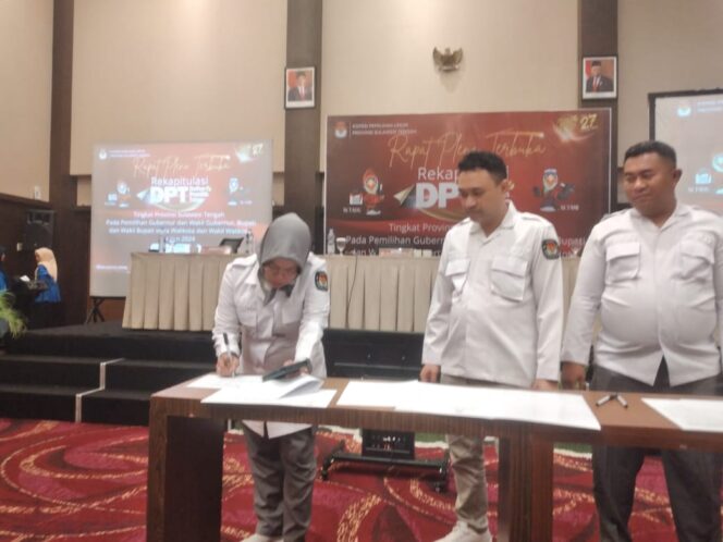 
					Ketua KPU Sulteng, Risvirenol bersama anggota KPU lainnya saat menyetujui jumlah DPT. FOTO: oji