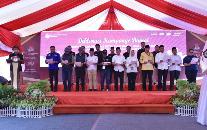 
					Tiga paslon wali kota Palu, didampingi Ketua Tim Pemenanganya, saat menyampaikan janji Deklarasi Kampanye Damai, di Depan Kantor KPU Palu, Selasa, (24/09/24). FOTO: netiz.id (Akib).