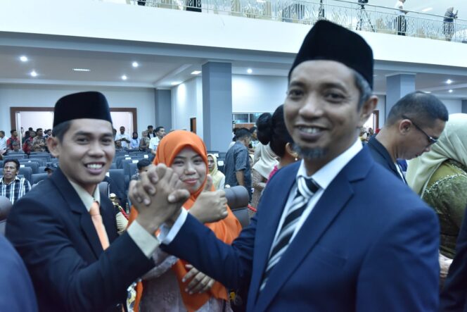 
					Suasana Saat Ketua DPRD Donggala, Moh Taufik memberikan selamat kepada Anggota DPRD Sulteng periode 2024-2029, Takwin. FOTO: netiz.id (Akib).