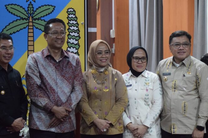 
					Foto bersama Plh Wali Kota Palu, Irmayanti Pettalolo bersama Menteri Hukum dan Hak Asasi Manusia (Menkumham) Republik Indonesia, Supratman Andi Agtas di ruang kerja Gubernur Provinsi Sulawesi Tengah Kota Palu. //FOTO:JUFRI