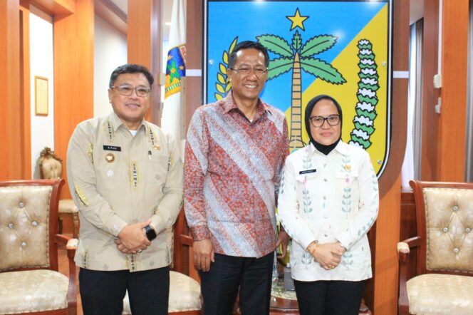 
					Pj Bupati Donggala, Moh RIfani saat mendampingi Menteri Hukum dan Hak Asasi Manusia (Menkumham) Republik Indonesia, Dr. Supratman Andi Agtas. FOTO: ist