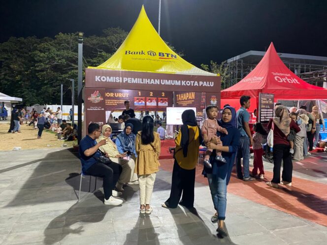 
					Stand KPU Kota Palu di HUT ke-46 Kota Palu yang digelar di lapangan Vatulemo. FOTO: netiz.id (Akib).
