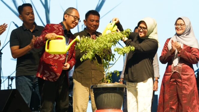 
					Simbolis penyiraman pohon cabai oleh Plh Kota Palu Irmayanti Pettalolo dan didampingi dari berbagai Dinas dalam Perayaan HUT Kota Palu ke-46 di Lapangan Vatulemo, Kota Palu. //FOTO:JUFRI
