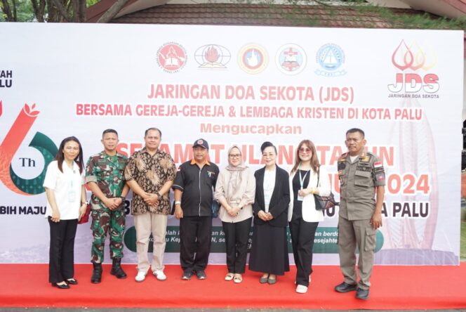 
					Pelaksana Harian (Plh) Wali Kota Palu, Irmayanti Pettalolo saat melakukan sesi foto bersama umat kristiani di Halaman kantor Wali Kota Palu. //FOTO:YUSUF
