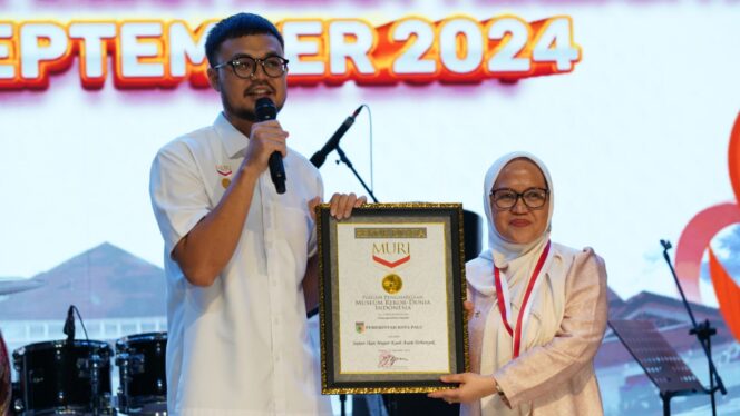 
					Suasana saat Pemkor Palu menerima penghargaan rekor dari Museum Rekor-Dunia Indonesia (MURI) dalam kategori Sajian Ikan Mujair Kuah Asam Terbanyak yang diterima langsung oleh Plh Wali Kota Palu pada Sabtu Malam (28/09/24). FOTO: JUFRI