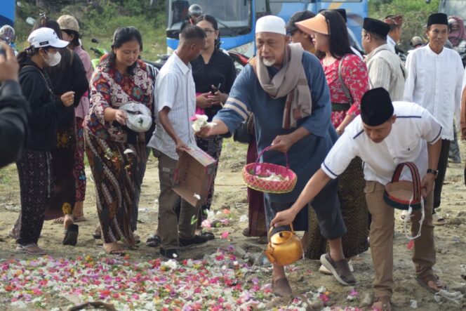 
					Asisten Bidang Pemerintahan dan Kesra Setda Kota Palu, Usman saat melakukan penaburan bunga di lokasi pascabencana, Kelurahan Petobo Kota Palu. //FOTO:IMRON
