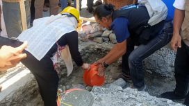 Sekretaris Daerah Kota Palu, Irmayanti Pettalolo saat peletakan batu pertama di kelurahan Nunu sebagai salah satu lokasi bedah rumah di Kota Palu. //FOTO:GINDA