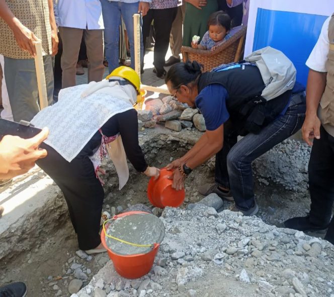 
					Sekretaris Daerah Kota Palu, Irmayanti Pettalolo saat peletakan batu pertama di kelurahan Nunu sebagai salah satu lokasi bedah rumah di Kota Palu. //FOTO:GINDA