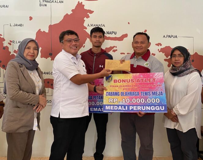 
					Saat Pj Bupati Donggala, Moh Rifani didampingi oleh Pimpinan Bank Sulteng cabang Donggala, Agustina memberikan bonus kepada Atlet berprestasi di PON Aceh-Sumut. FOTO: netiz.id (Akib).