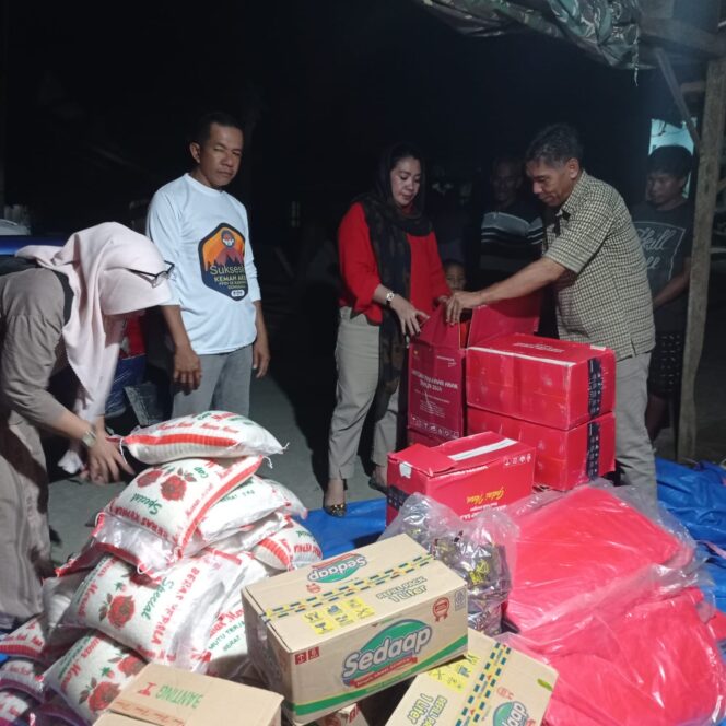 
					Kepala Bidang Perlindungan dan Jaminan Sosial Dinas Sosial Donggala, Reny saat menyerahkan bantuan kepada korban dampak bencana banjir Rob di Desa Towale. FOTO: TIM