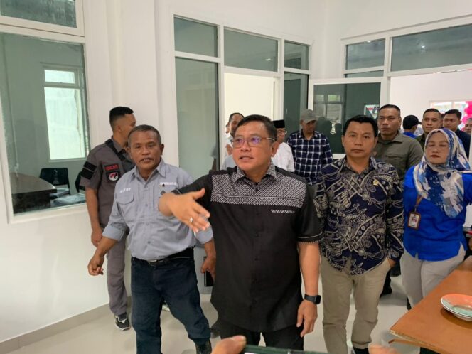 
					Anggota DPRD Donggala, Nasir, turut serta dalam peresmian kantor Desa Loli Oge, Kecamatan Banawa, yang dilakukan oleh Pj Bupati Donggala, Moh Rifani, pada Sabtu (05/10/24). FOTO: TIM